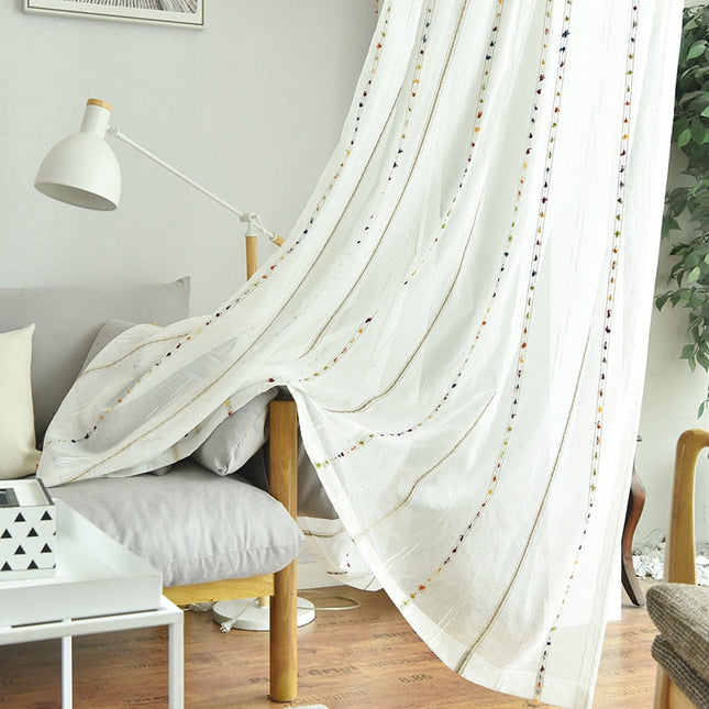 Linnenlook vitrage met gekleurde pompons