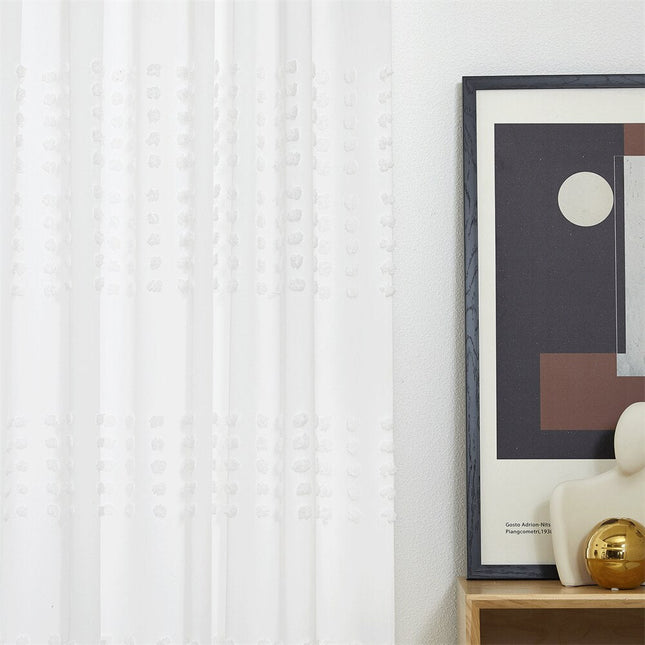 Witte vitrage met getufte stippen