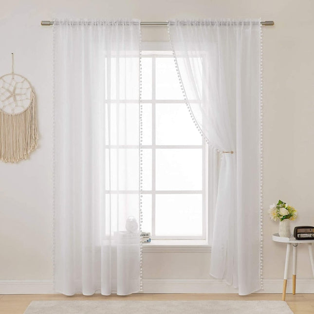 Witte vitrage met pompon randafwerking