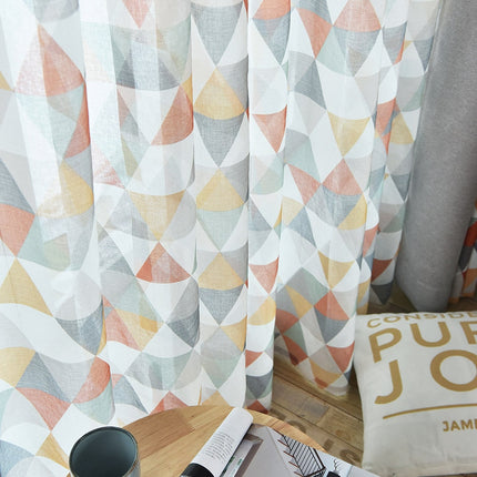 Moderne vitrage met gekleurde driehoeken