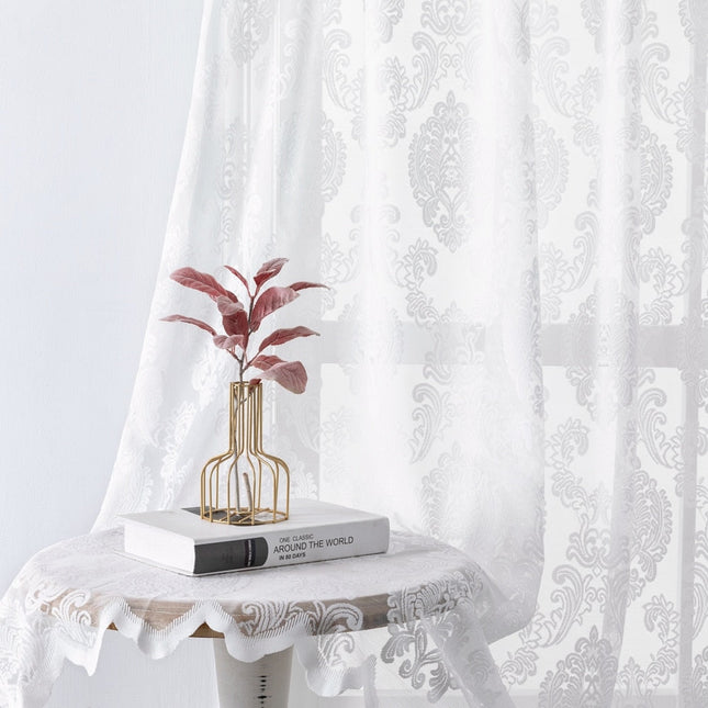 Witte vitrage met barok patroon