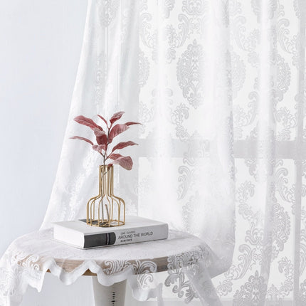 Witte vitrage met barok patroon