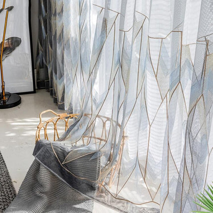 Luxe vitrage met geometrisch borduursel