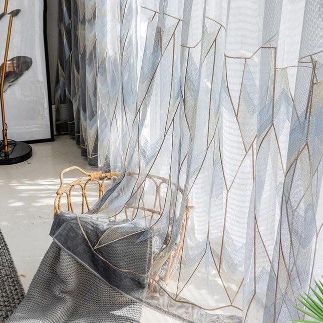 Luxe vitrage met geometrisch borduursel
