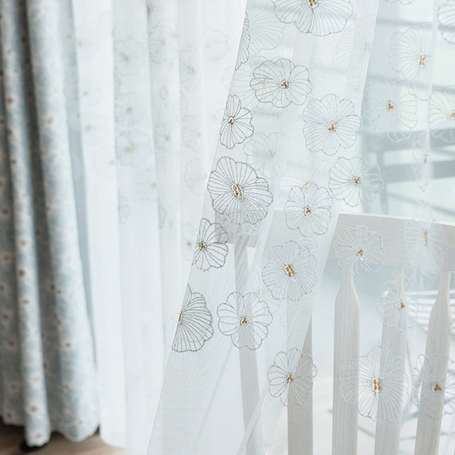 Witte vitrage met geborduurde bloemen