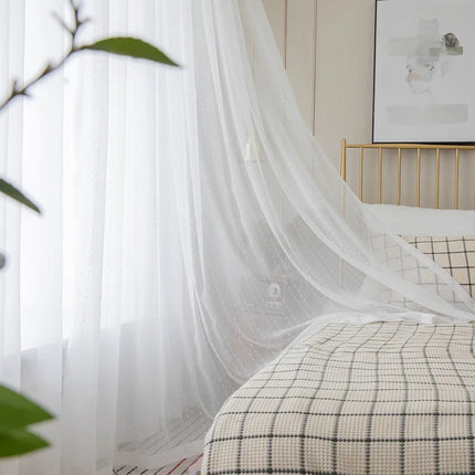 Wit vitrage gordijn met stippenpatroon