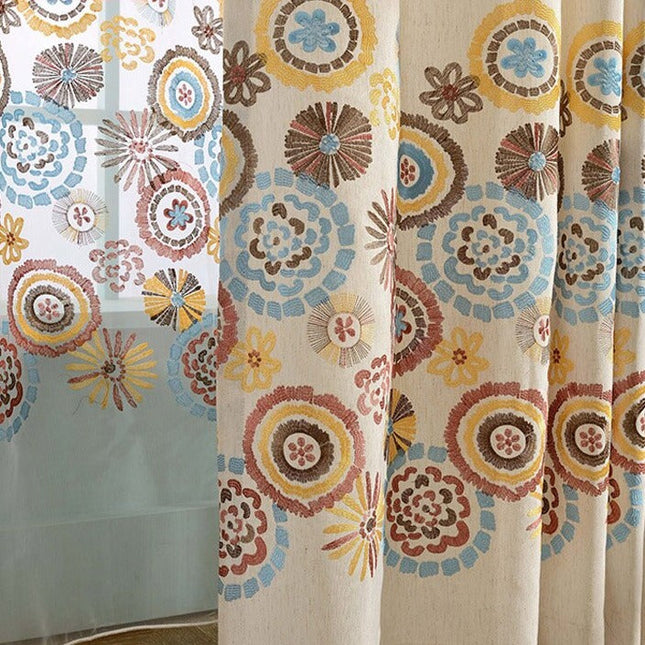 Bohemian gordijn met kleurrijk mandala patroon