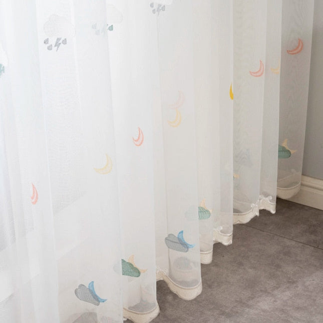 Kinderkamer vitrage met geborduurde figuren