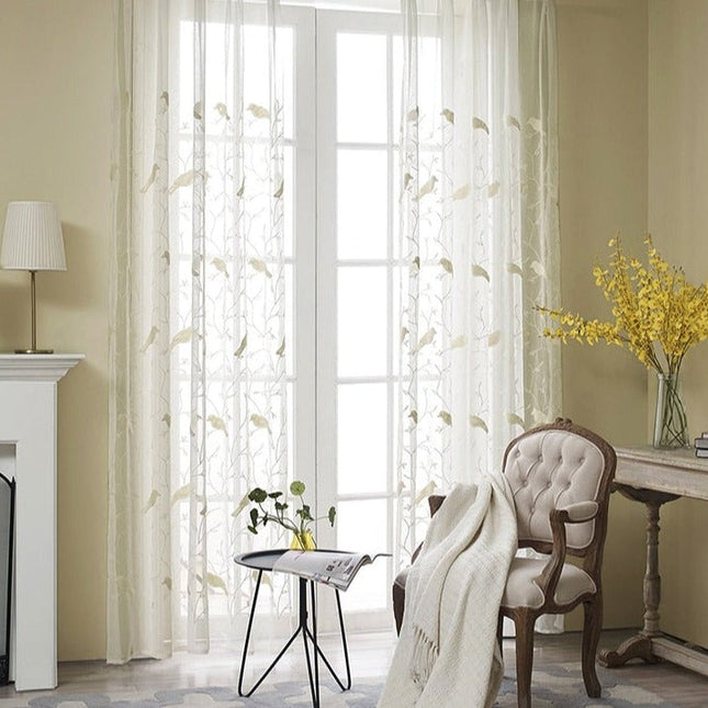 Landelijke vitrage met vogels op takken