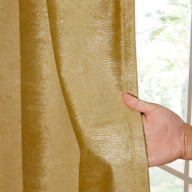 Geel Scandinavisch gordijn met stippenpatroon.