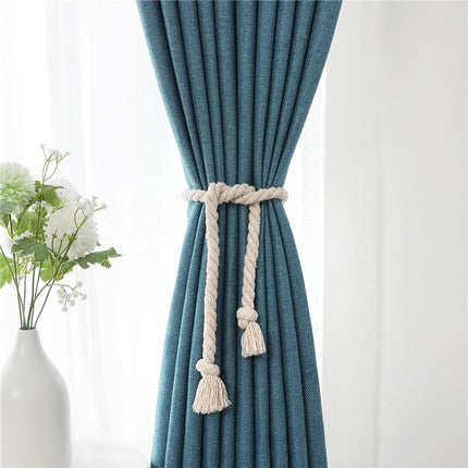 Effen blauw gordijn in Scandinavische stijl.