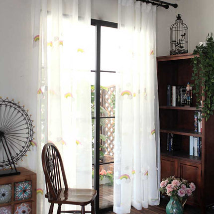 Vitrage kinderkamer met geborduurde regenbogen