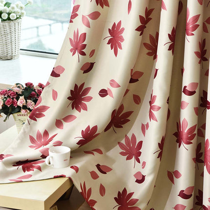 Verduisterend gordijn met rode herfstbladeren