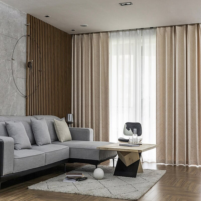 Bruin verduisterend gordijn Cavan met golfpatroon.