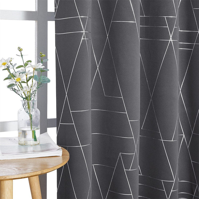 Grijs verduisterend gordijn met geometrisch patroon