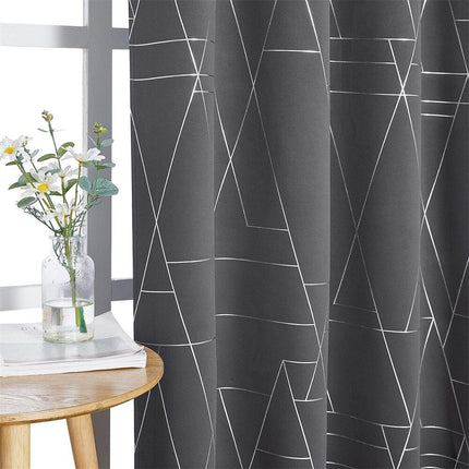 Grijs verduisterend gordijn met geometrisch patroon