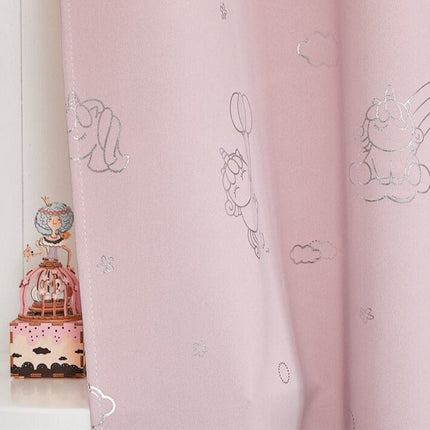 Roze kindergordijn met zilveren eenhoorns