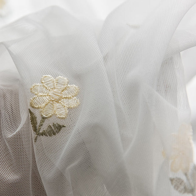 Vitrage met geborduurde kleine bloemetjes