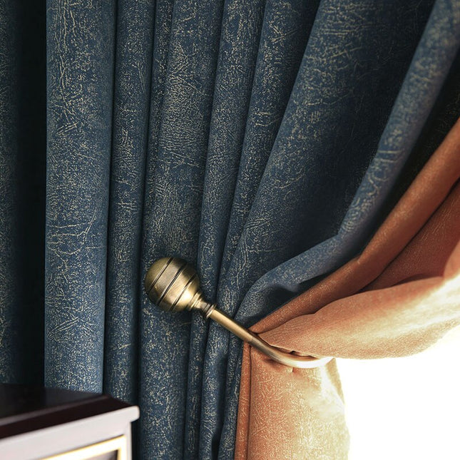 Donkerblauw verduisterend gordijn Cork met goudlook.