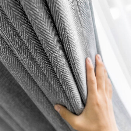 Donkergrijs verduisterend gordijn Valego visgraatmotief.