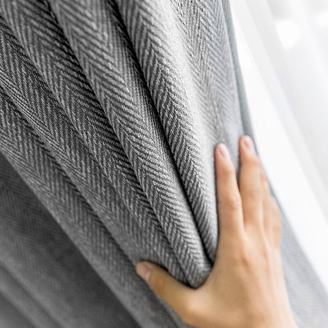 Donkergrijs verduisterend gordijn Valego visgraatmotief.