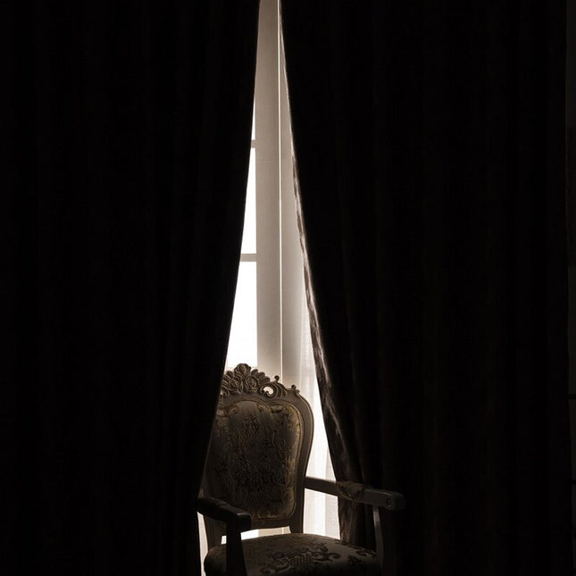 Taupe verduisteringsgordijn met abstract patroon