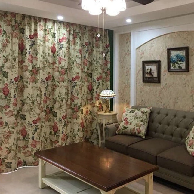 Landelijk verduisterend gordijn Lessaïa met bloemen.