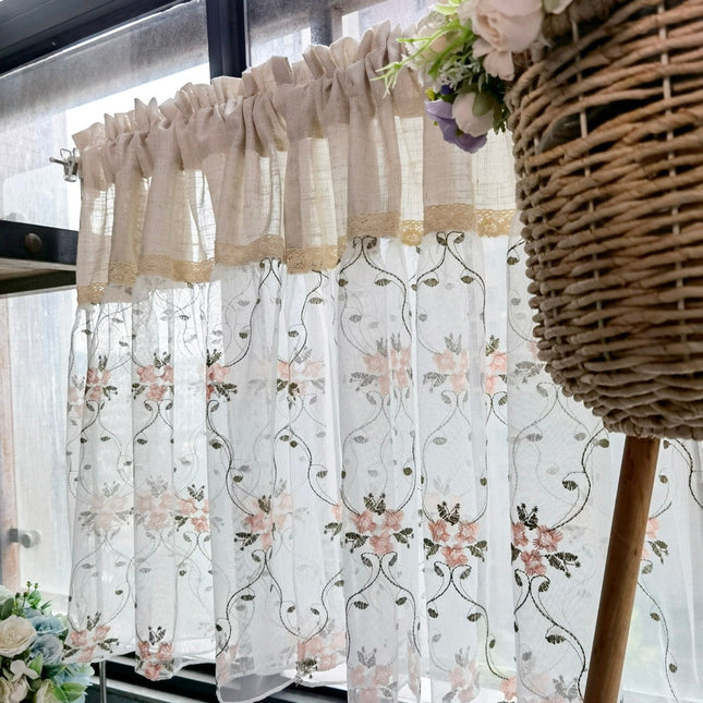 Landelijk bistrogordijn met kant en bloemen