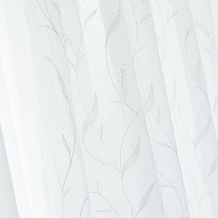 Witte vitrage met geborduurde takjes