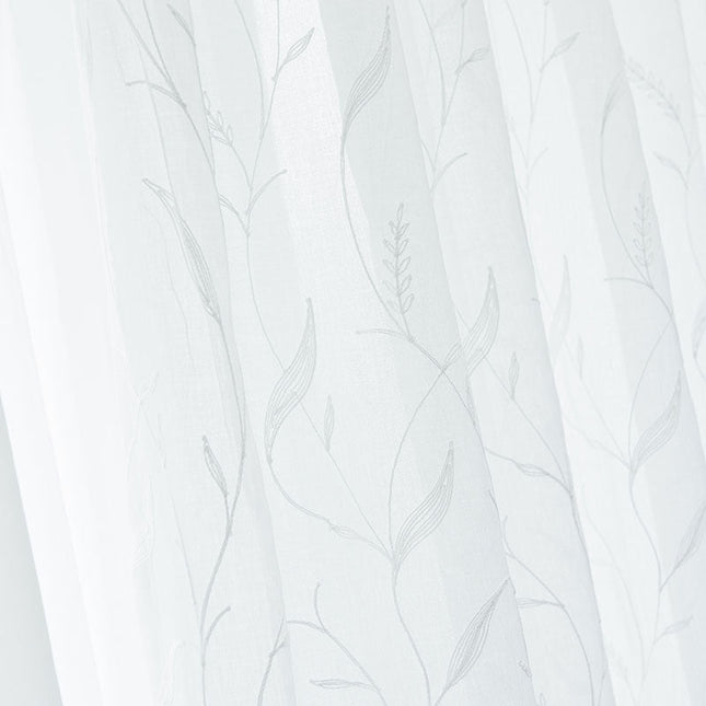 Witte vitrage met geborduurde takjes