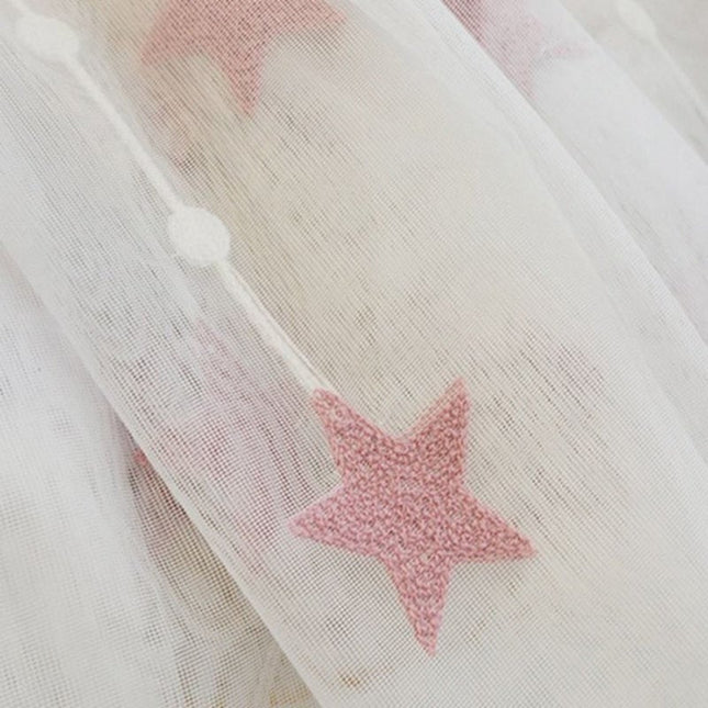 Witte vitrage met geborduurde roze sterren