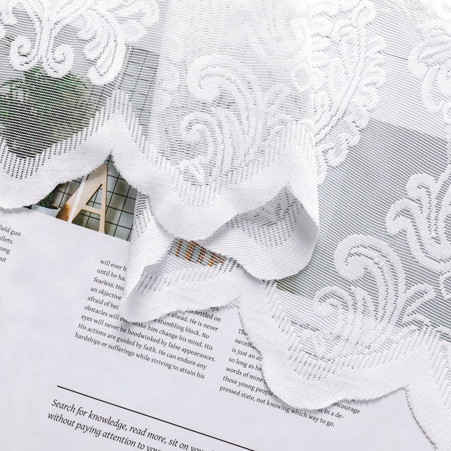 Witte vitrage met barok patroon