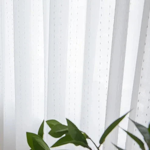 Wit vitrage gordijn met stippenpatroon
