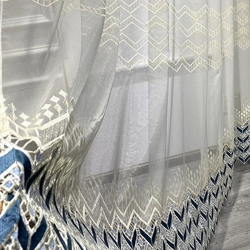 Moderne vitrage met geometrische borduurrand