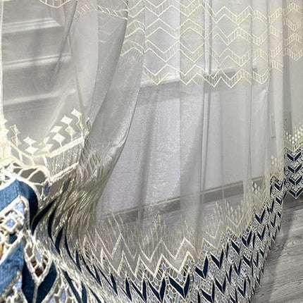 Moderne vitrage met geometrische borduurrand