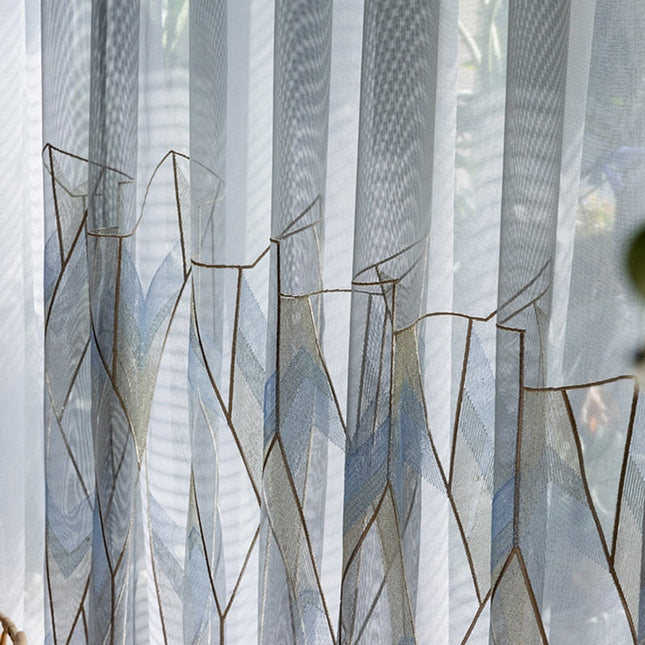 Luxe vitrage met geometrisch borduursel