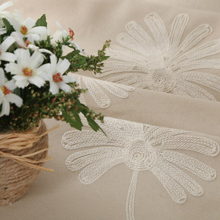 Grijs gordijn met geborduurde madeliefjes