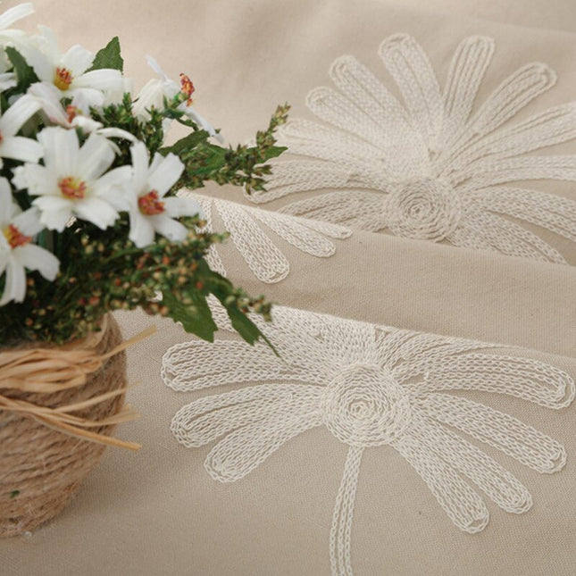 Grijs gordijn met geborduurde madeliefjes