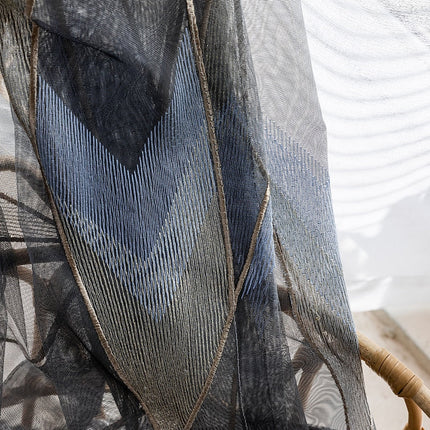 Luxe vitrage met geometrisch borduursel