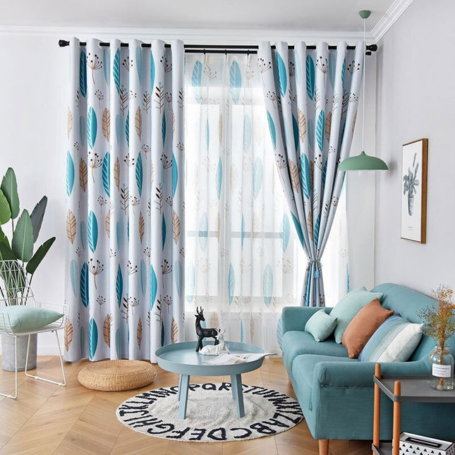 Blauw verduisteringsgordijn met botanisch verenpatroon