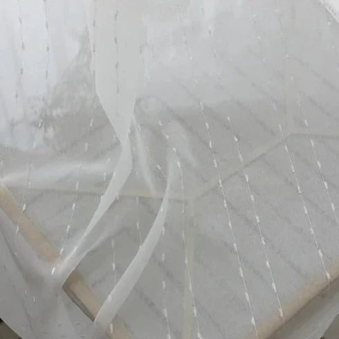 Wit vitrage gordijn met stippenpatroon