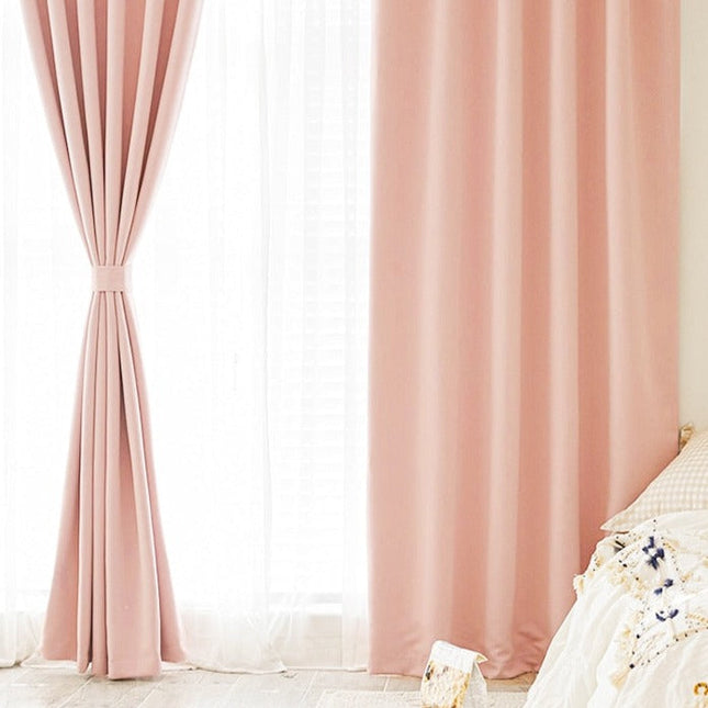 Verduisterend gordijn voor slaapkamer met ringen.