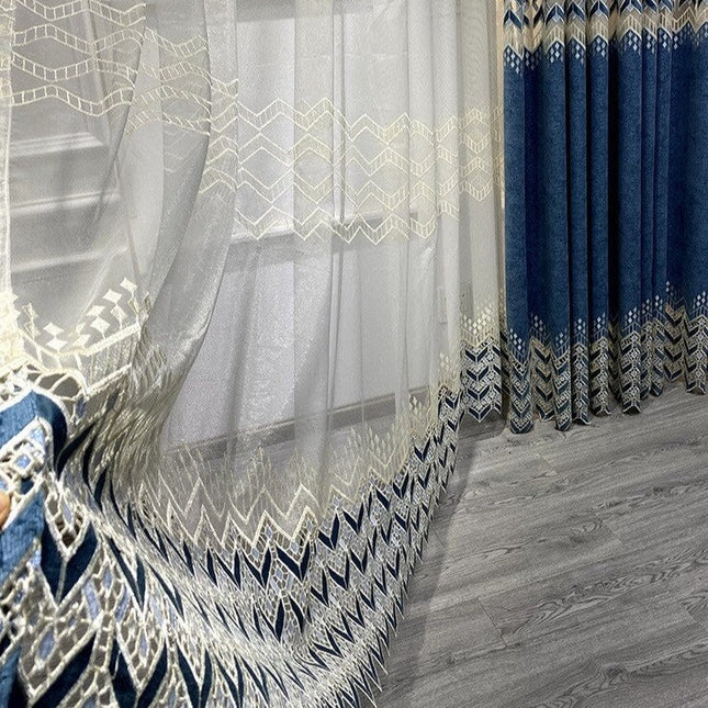 Moderne vitrage met geometrische borduurrand