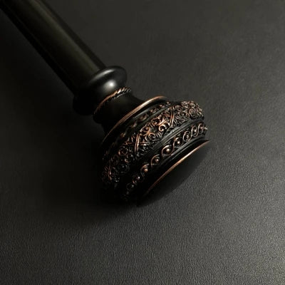 Vintage zwarte gordijnroede met ornament