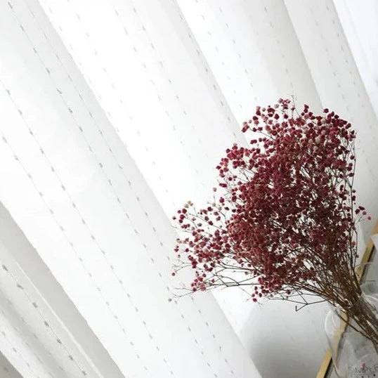 Wit vitrage gordijn met stippenpatroon