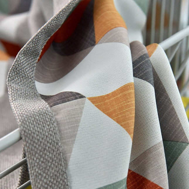 Verduisteringsgordijn met geometrisch patroon