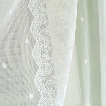 Witte vitrage met romantisch kantpatroon