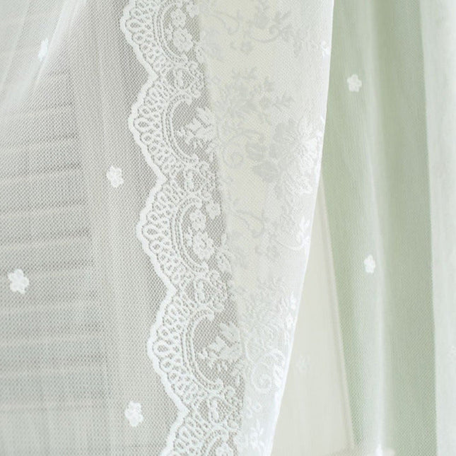 Witte vitrage met romantisch kantpatroon