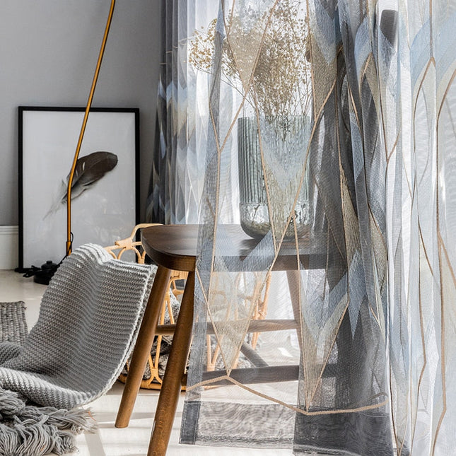 Luxe vitrage met geometrisch borduursel