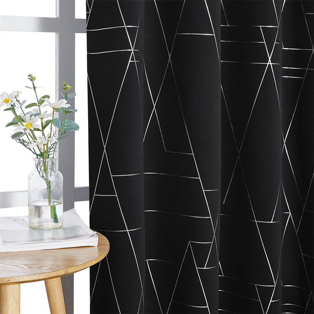 Zwart verduisterend gordijn met zilverlijnen